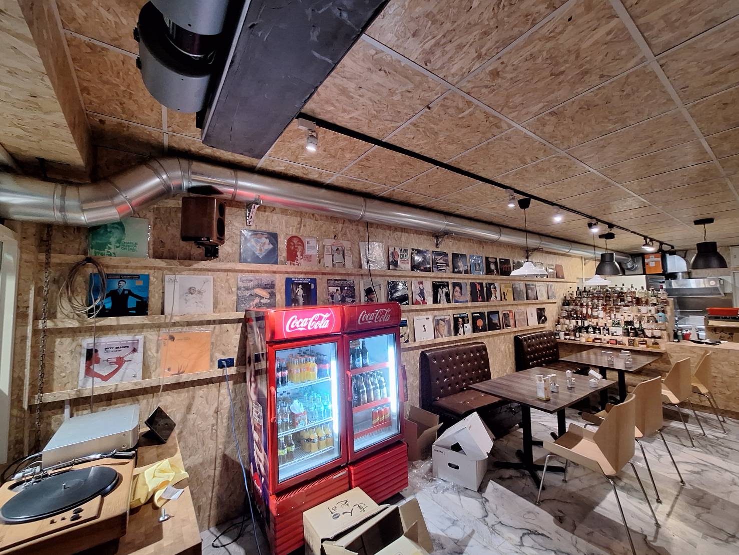 小坪數披薩店,也能做到強效除油煙、低噪音、零擾鄰