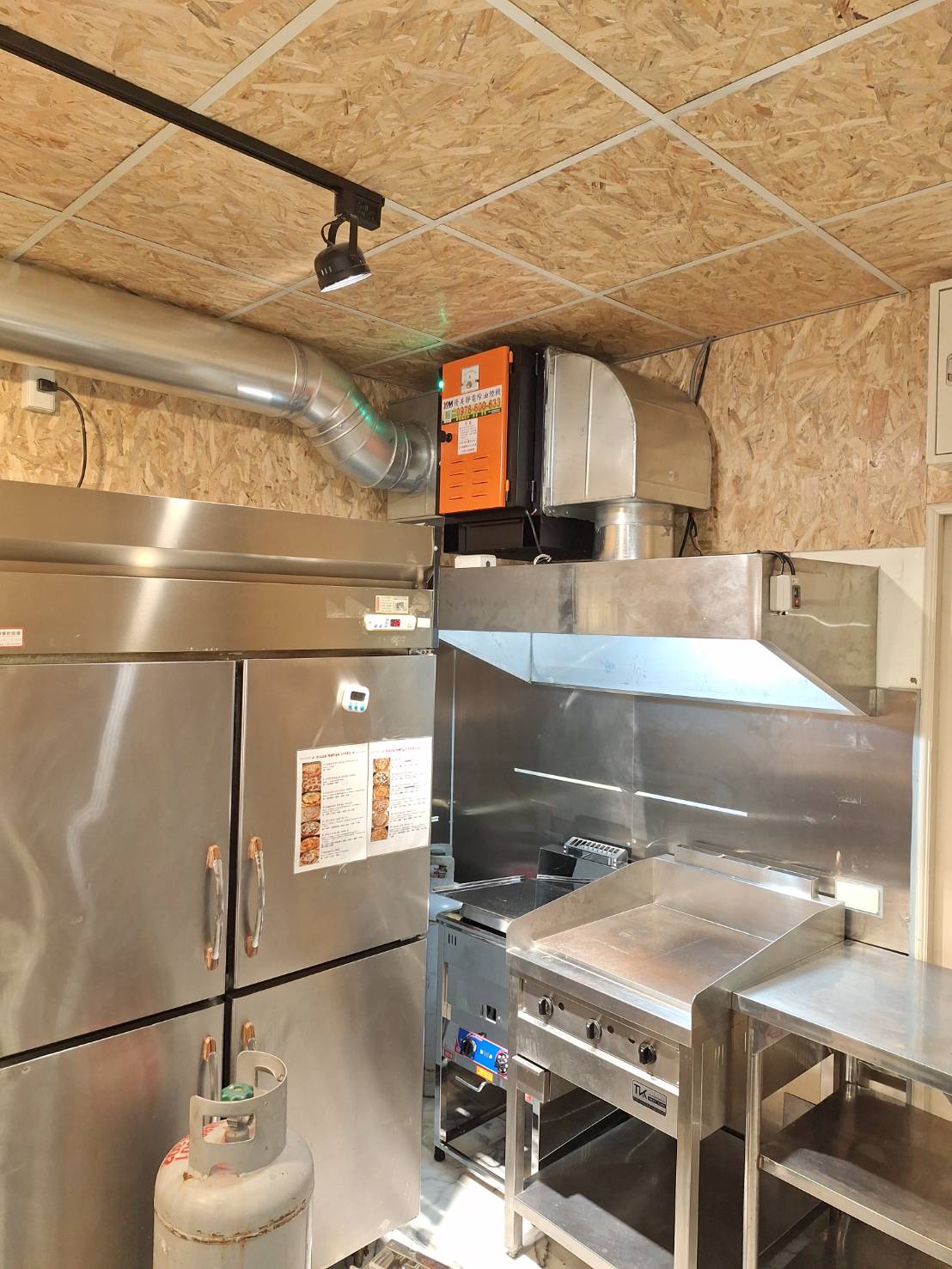 小坪數披薩店,也能做到強效除油煙、低噪音、零擾鄰