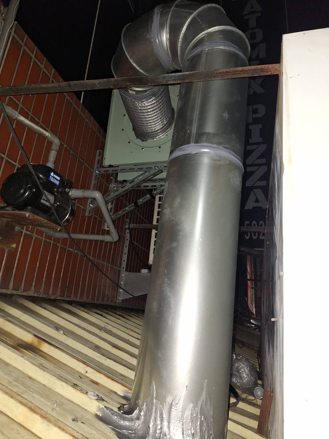 小坪數披薩店,也能做到強效除油煙、低噪音、零擾鄰